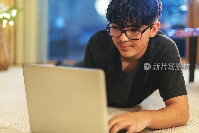 男性青少年高中生在家用科技工作