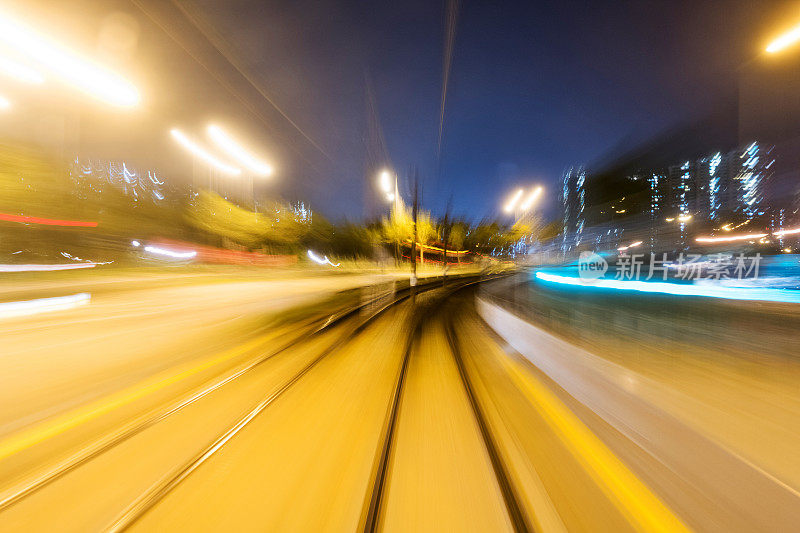 夜间的运动模糊了城市中的铁路轨道