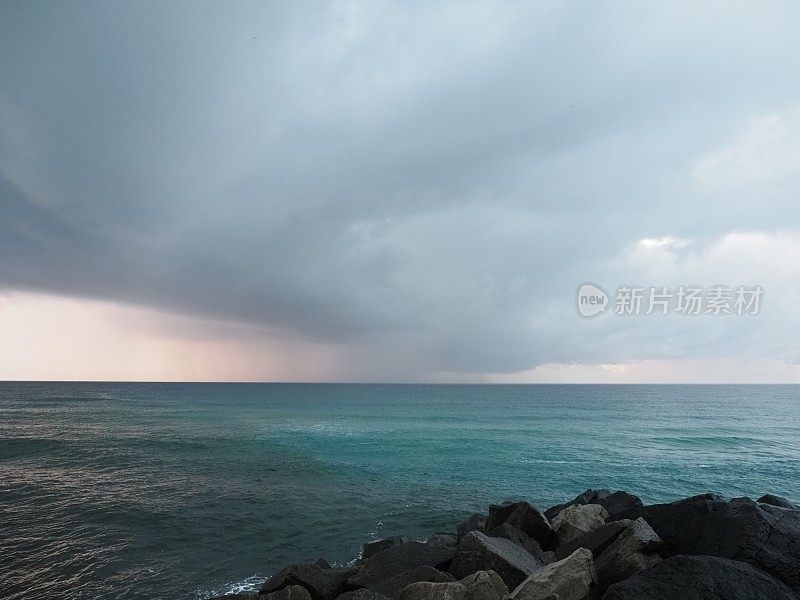 暴风雨日出海和天空在不伦瑞克头瑞克墙