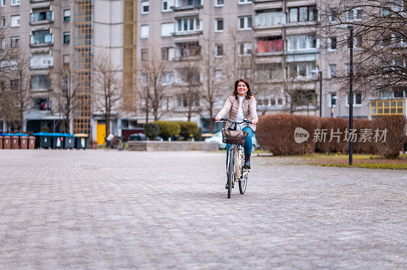 在住宅区骑自行车的妇女