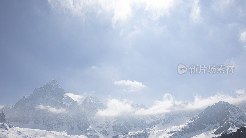 白雪覆盖的山脉的风景