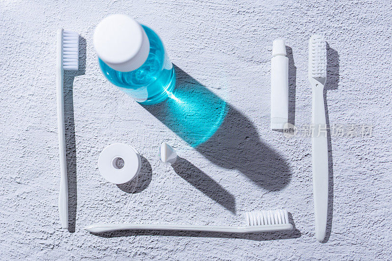 个人牙科卫生用品。漱口水、牙刷、牙膏和牙线。