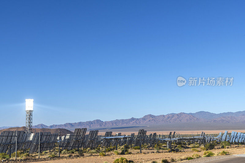 美国南加州沙漠景观上的太阳能热能发电厂