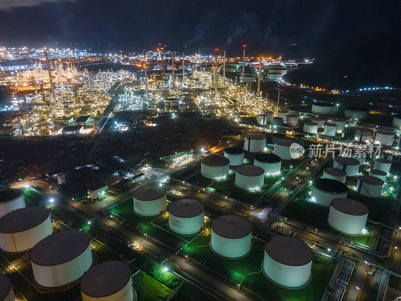 空中无人机的观点炼油业务，石油和天然气工业在夜间，一个炼油厂的工业管道的广角，在大型炼油厂的石油管道阀门的细节。