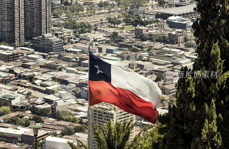 智利国旗以智利首都圣地亚哥为背景飘扬。