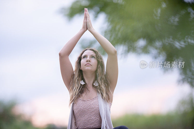 一个白人女人在公园里做瑜伽