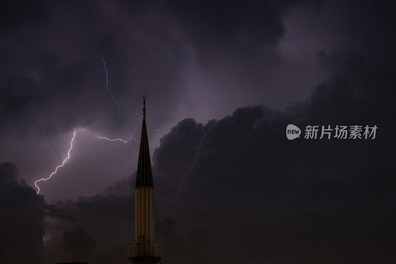 夜空下的闪电