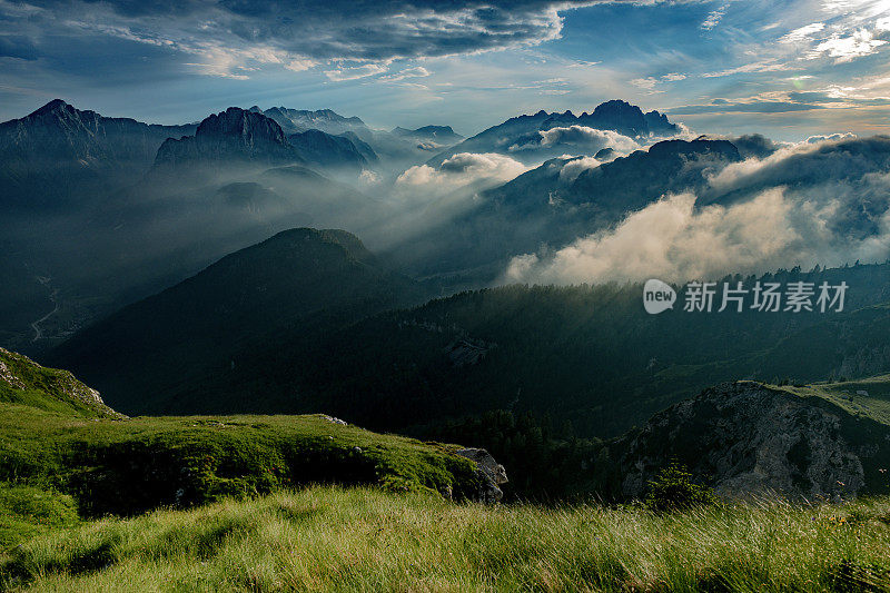 从芒加特山看Montaž和Viš，意大利阿尔卑斯山，Primorska，朱利安阿尔卑斯山，斯洛文尼亚，欧洲山脉的山脊和山峰的层层剪影