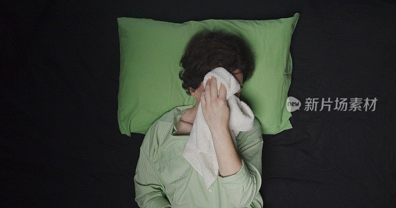 躺在床上的女人有感冒或流感的症状