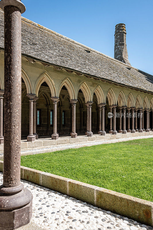 法国圣迈克尔山教堂11世纪的回廊