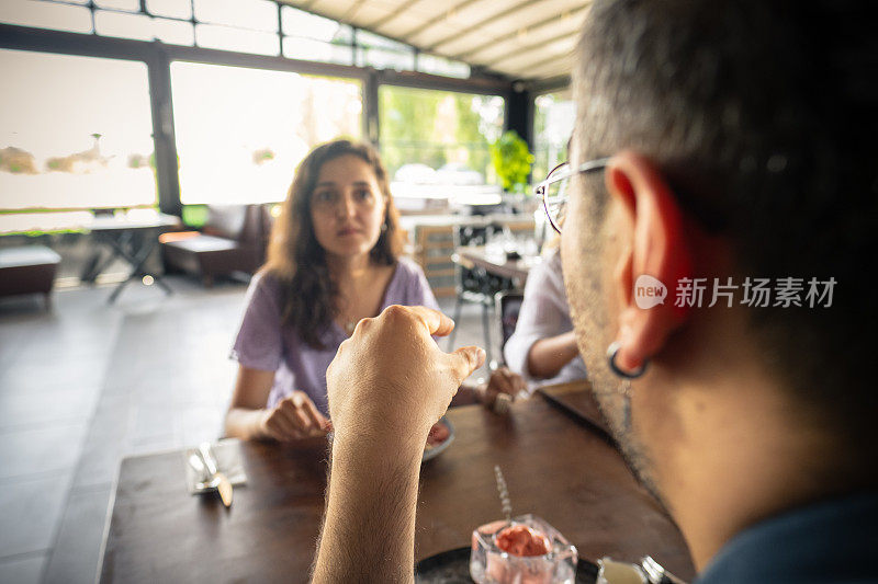 男人和女人一边吃冰淇淋一边聊天