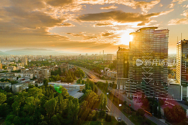 宽阔的无人机拍摄索菲亚市，保加利亚日落，黄金时间