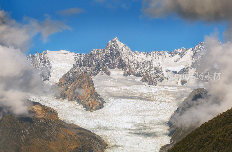 新西兰的最高峰库克山和塔斯曼山被冰雪覆盖。