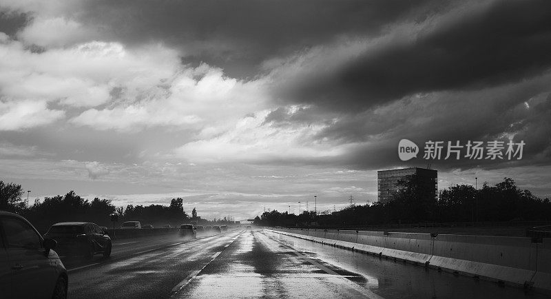 雷暴在高速公路
