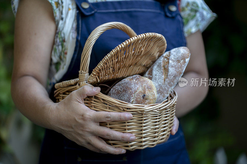 野餐篮子里自制的硬面包