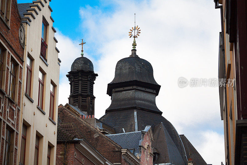 巴洛克式教堂的屋顶Église巴黎圣母院在布鲁塞尔