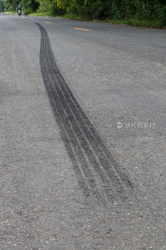路上有黑色轮胎刹车的痕迹。