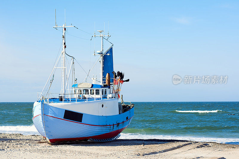 渔船躺在海滩上