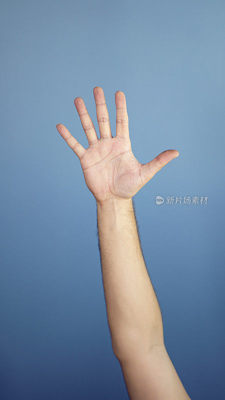 在蓝色背景上用女性的手示意。