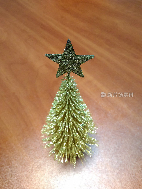 装饰圣诞树。