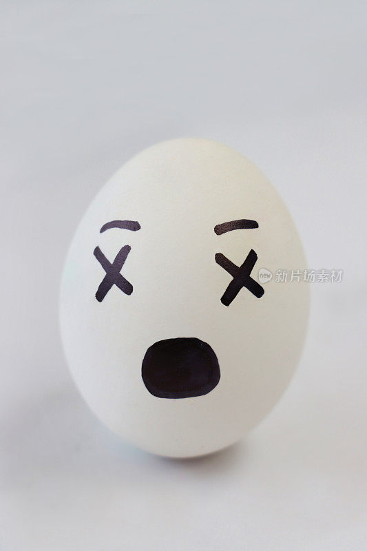 画在煮鸡蛋上的卡通脸表达惊讶和震惊