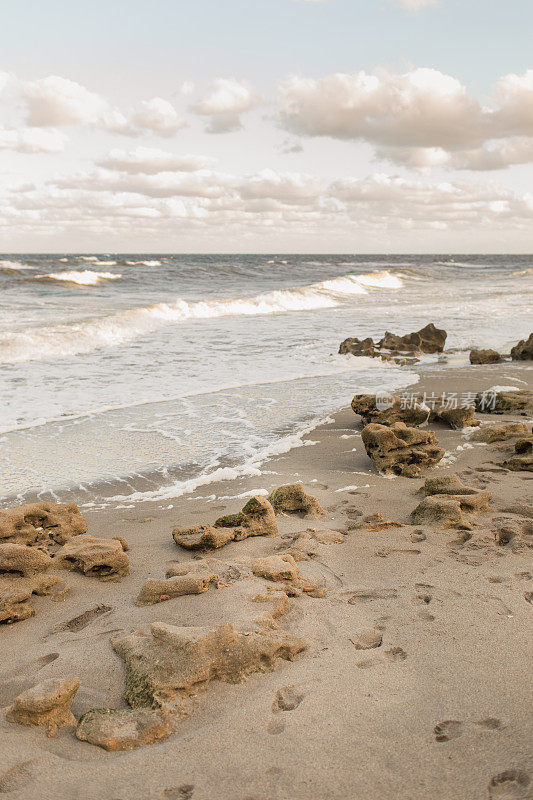 海泡沫和沙滩日落在朱庇特，佛罗里达
