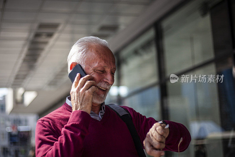 成熟的商人-优雅的资深商人侧面观