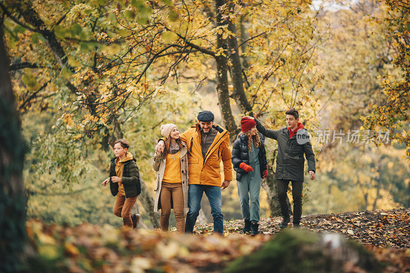 一家人聚在一起，在大自然中度过秋日。
