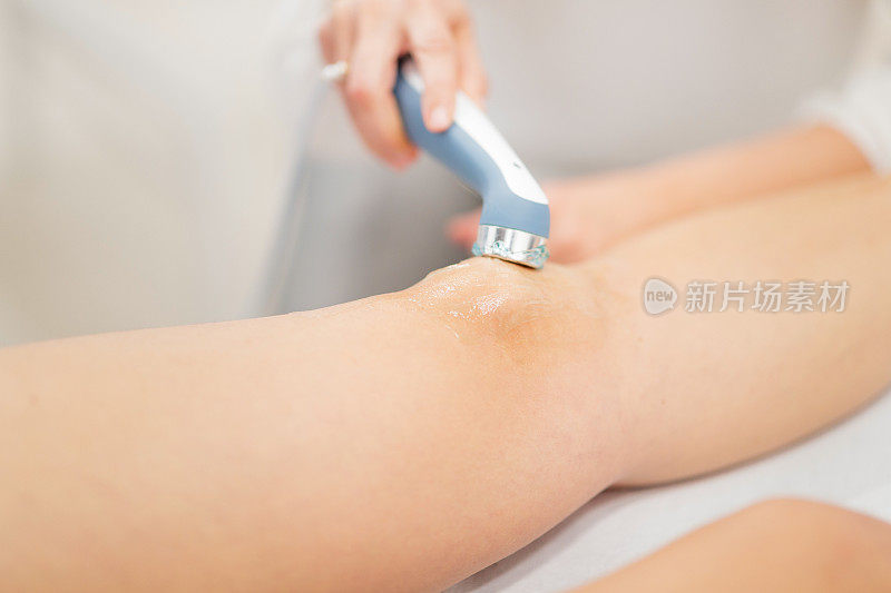 超声治疗与凝胶应用于膝盖
