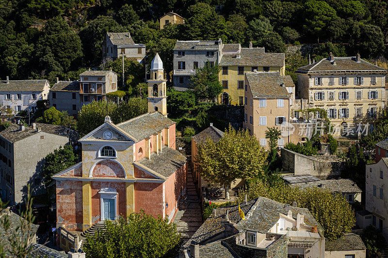 圣朱莉教堂和Nonza村，位于悬崖边，科西嘉海角，法国。从悬崖顶上看。