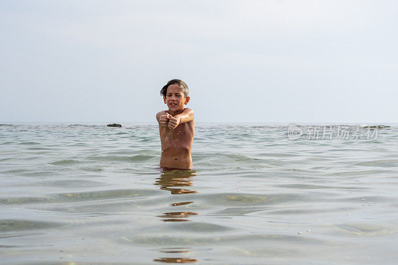 男孩夏天的乐趣在海上