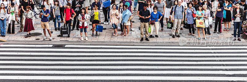 东京新宿繁忙的十字路口