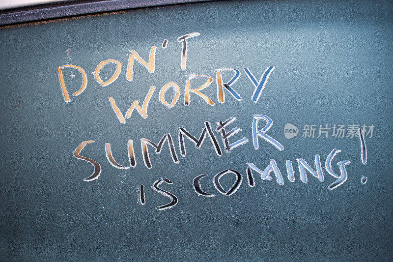 “别担心，夏天就要到了!”在结冰的汽车挡风玻璃上写道