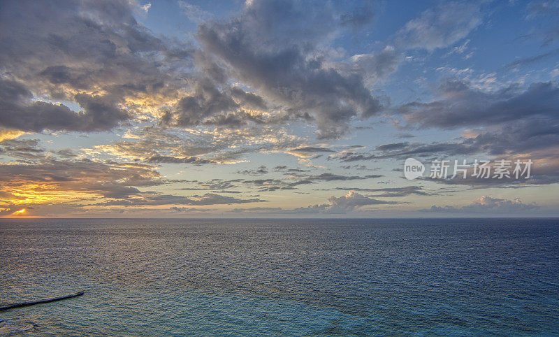 墨西哥尤卡坦半岛科苏梅尔岛加勒比海上的日落