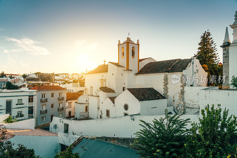 葡萄牙塔维拉的城市景观和圣地亚哥教堂