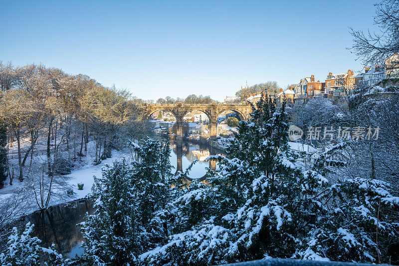 英国约克郡北部的Nidd河和铁路高架桥上的冬季雪景