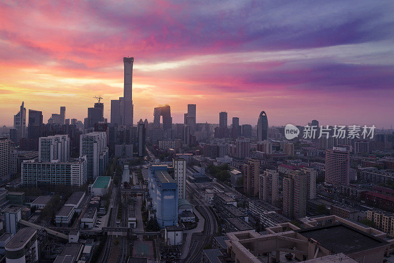 夕阳下的北京中央商务区建筑天际线，北京中国城市景观