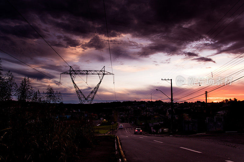 坎波马格罗，Paraná，巴西——城市里的电力塔。