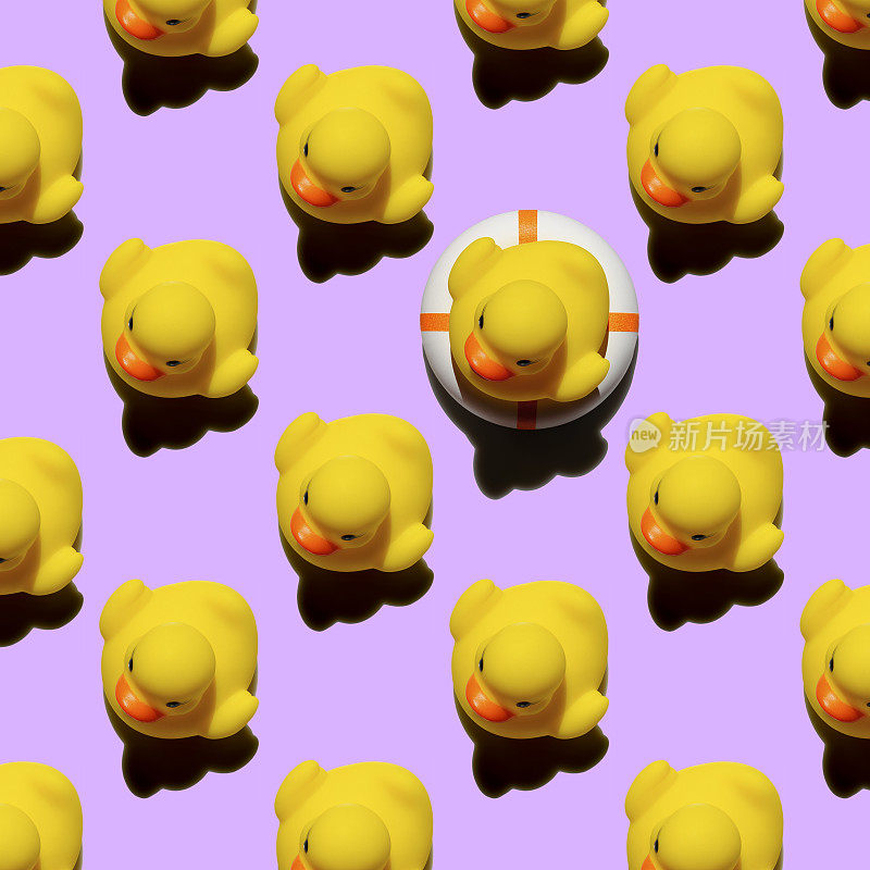 许多黄色橡皮鸭以抽象的形式重复图案，一只黄色橡皮鸭坐在一个充气救生带上，以浅紫色为背景，从人群中脱颖而出。