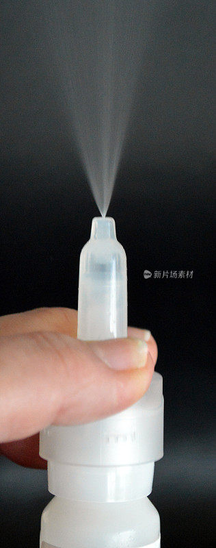 用鼻喷雾剂糖皮质激素治疗花粉热。
