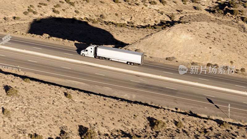 无人机在犹他州高速公路上拍摄到一辆没有标记的卡车