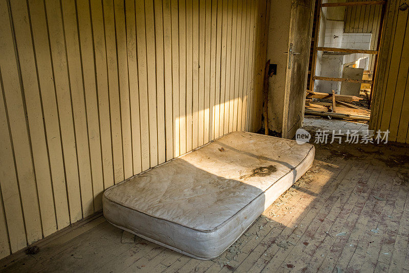 废弃的废墟房子，一张空床