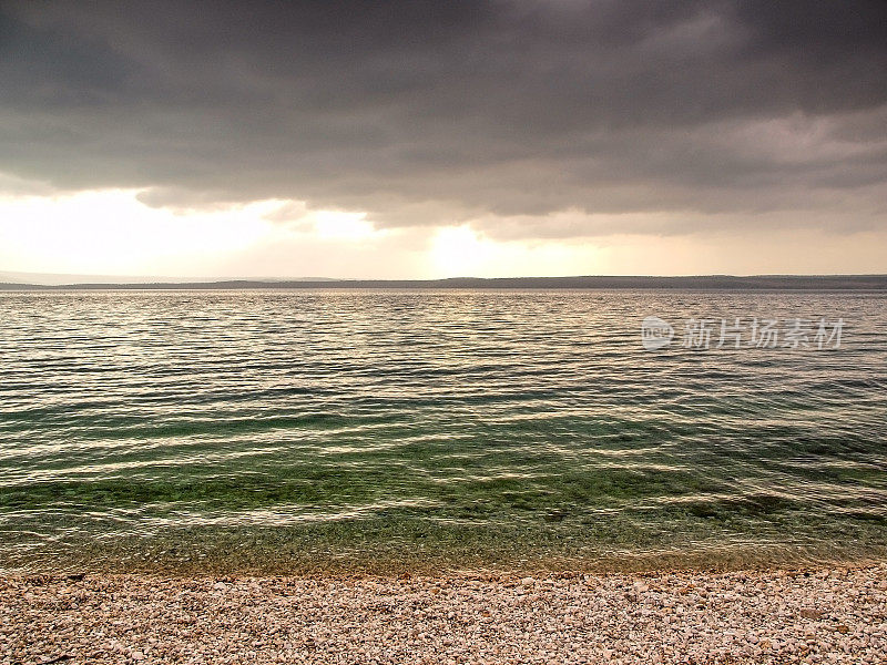 暴风雨正向海滩袭来