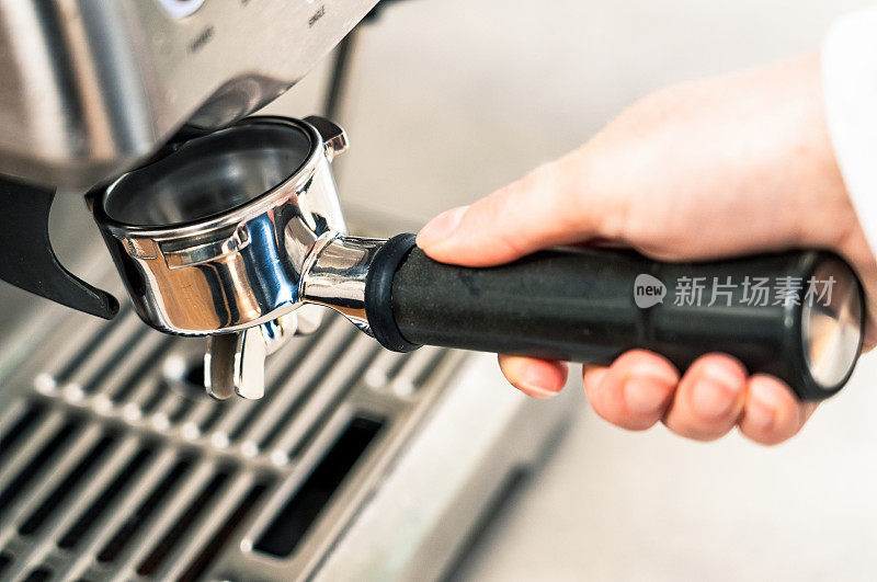咖啡师煮咖啡-将过滤机放入研磨机