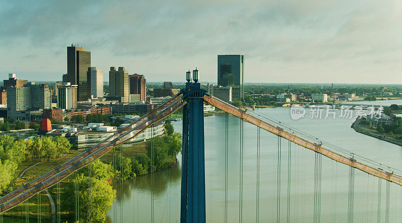 鸟瞰图安东尼韦恩桥向市中心托莱多，俄亥俄州