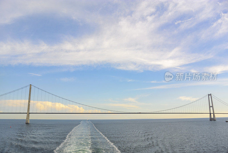 在夏天的一天，从一艘经过的渡船上看到的丹麦的贝尔特大桥。