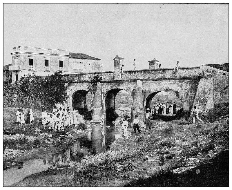 古色古香黑白照片:古巴圣克拉拉，贝拉斯科河上的桥