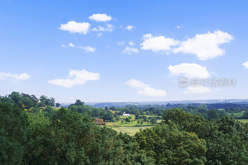 汉伯里伍斯特郡的风景夏季农田农田的观点向下看