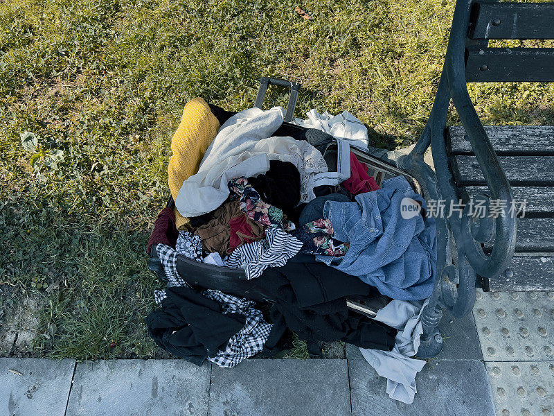 把衣服扔到公园里