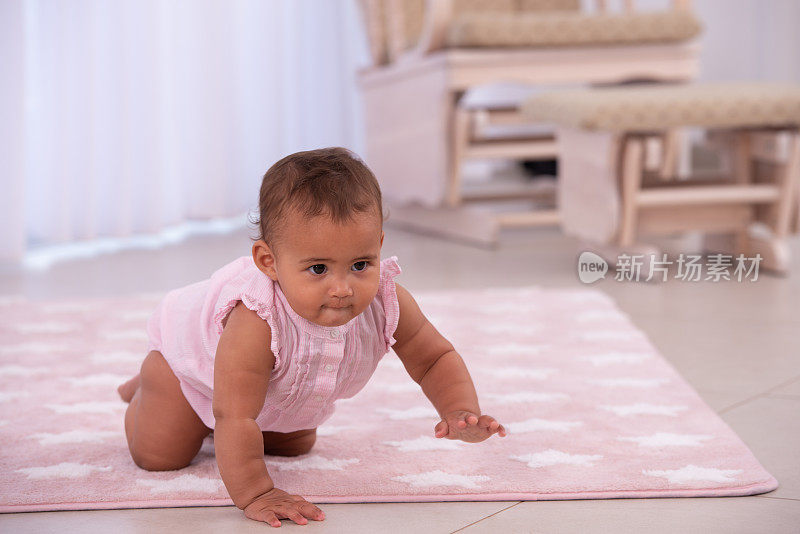 婴儿在地板上爬。